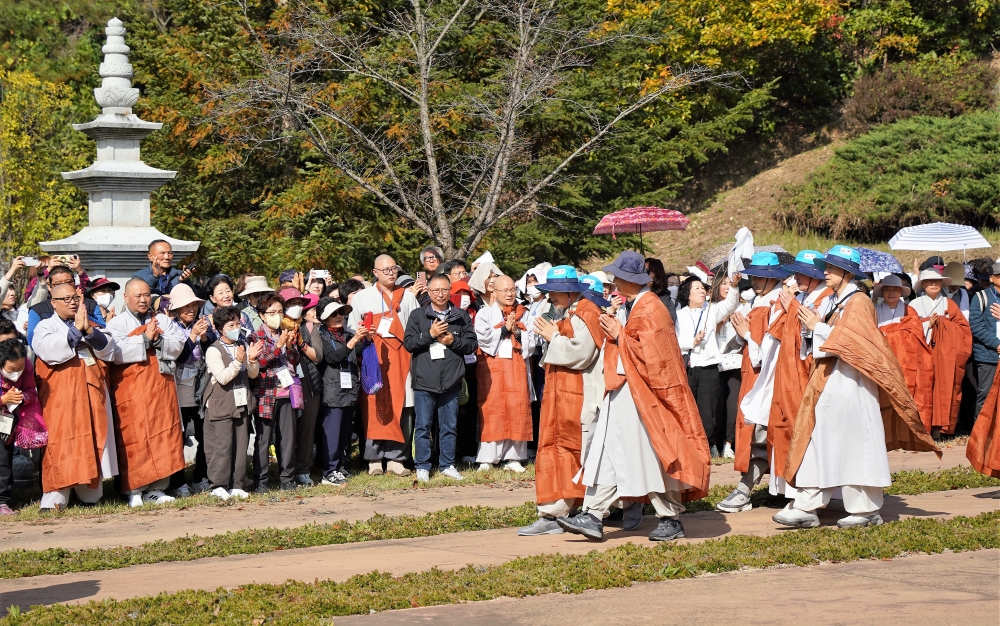 평화순례단에 박수로 환영하고 있는 사부대중.
