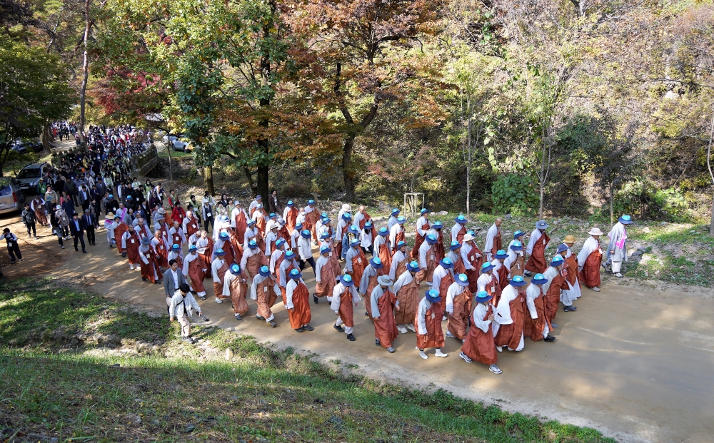 4000여 사부대중이 함께 마음의 평화를 기원하며 고운사 길을 걷고 있다.