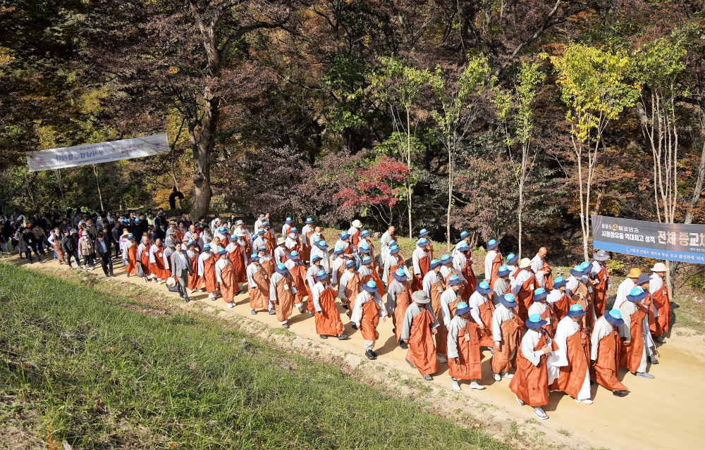 4000여 사부대중이 함께 마음의 평화를 기원하며 고운사 길을 걷고 있다.