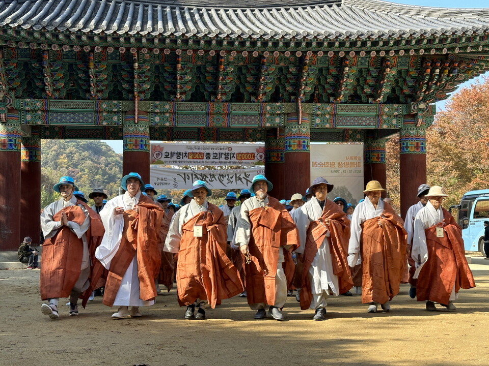 고운사 천년숲길 황토길을 걸어오는 상월결사 회주 자승스님과 원로의원 동명스님, 고운사 회주 호성스님, 학교법인 동국대학교 이사장 돈관스님, 동화사 주지 능종스님, 용주사 주지 성효스님, 총도감 호산스님(봉선사 주지) 