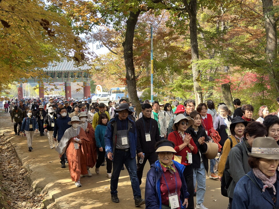 고운사 최치원문화제와 상월결사 마음평화 방생순례를 찾은 사부대중. 