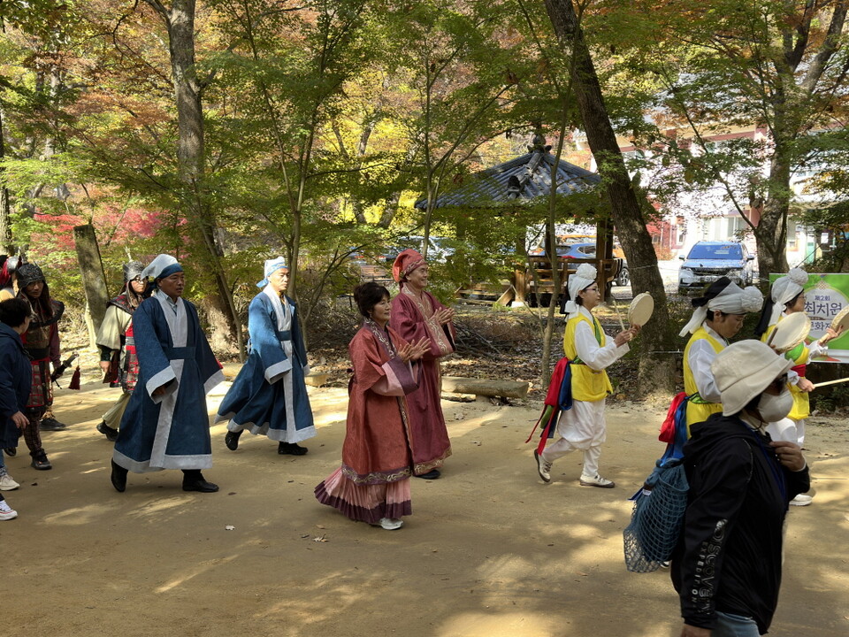 신라시대 복색을 하고 행렬하는 사람들.