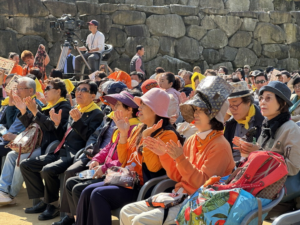 공연을 보며 흥겨워하는 관람객들.