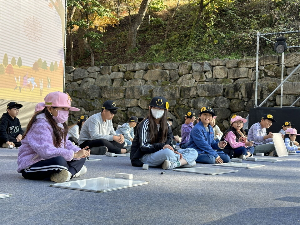 어린이 독서 골든벨에 참가한 학생들이 즐겁게 문제를 풀고 있다.