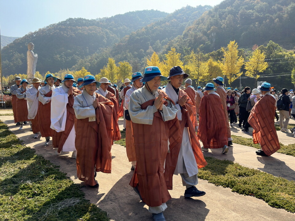 법계도를 도는 스님들