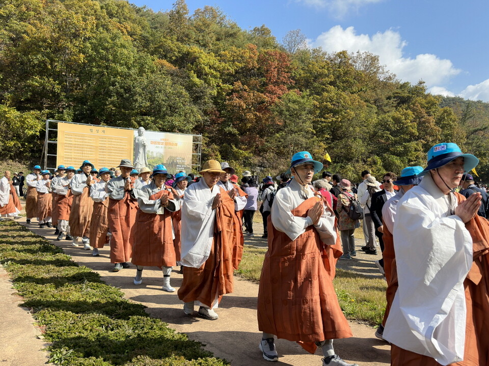 법계도를 도는 대중 모습.