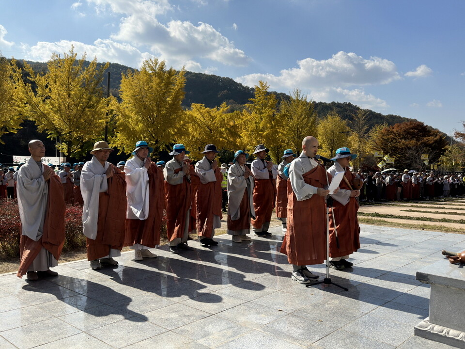 상월결사 총도감 호산스님이 발원문을 낭독하고 있다.