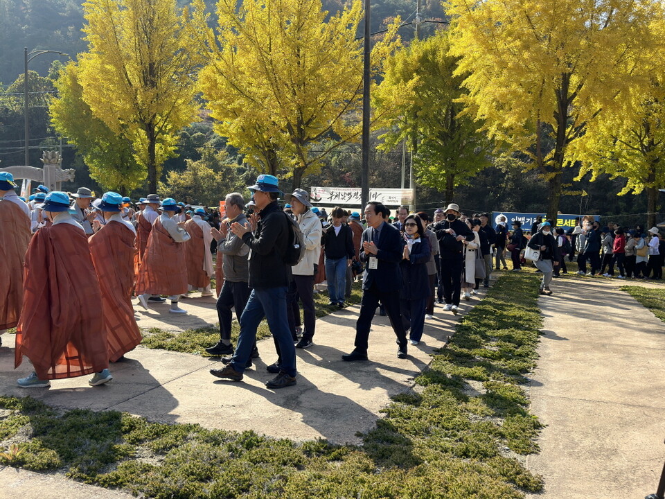 법계도 순례하는 대중들.
