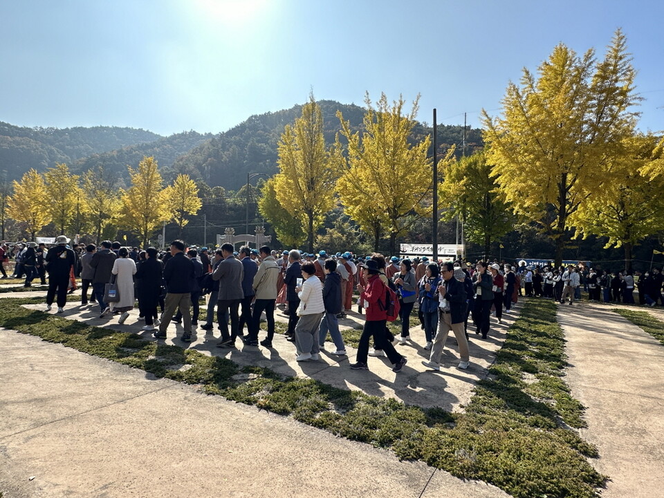 합장하고 법계도를 도는 사부대중