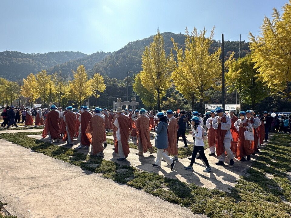 법계도를 순례하는 상월결사 인도순례단.