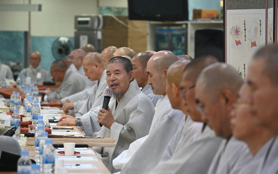 불교광장 총재 자승스님이 중앙종회의원 스님들에게 당부의 말을 전달하는 모습.
