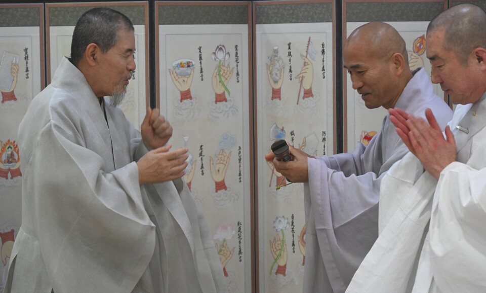 상월결사 회주 자승스님(불교광장 총재)이 조계사 주지 담화스님에게 죽비를 전달했다.