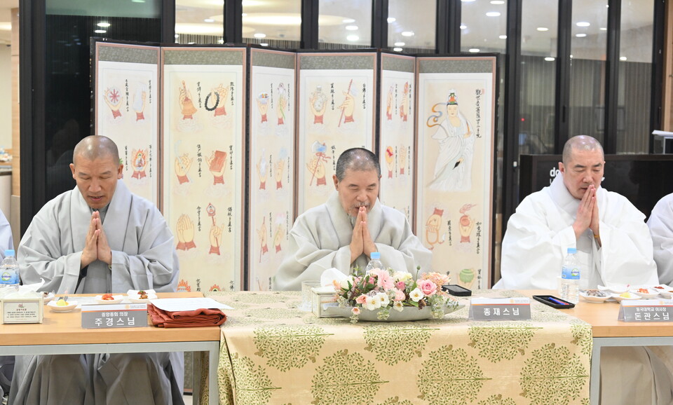 저녁공양에 앞서 공양기도를 하고 있는 모습.