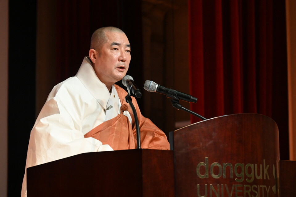 학교법인 동국대학교 이사장 돈관스님이 축사하는 모습