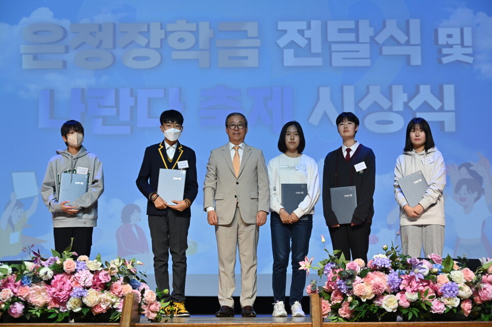 윤재웅 동국대 총장과 동국대 총장상 수상자들