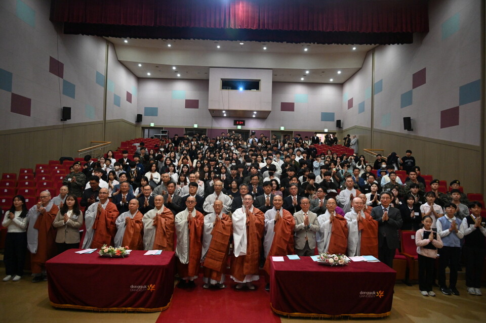 은정장학금 수여식과 나란다축제 시상식에 동참한 사부대중들이 기념촬영을 하고 있다.