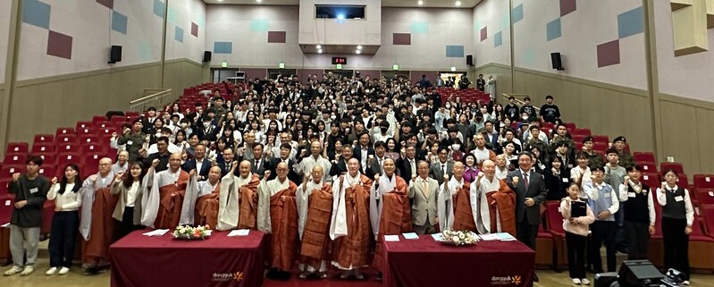 은정장학금 수여식과 나란다축제 시상식 동참자들이 화이팅을 외치는 모습.