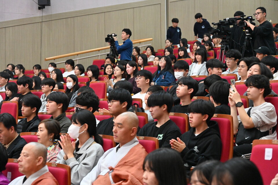 공연을 관람하는 참석자들.