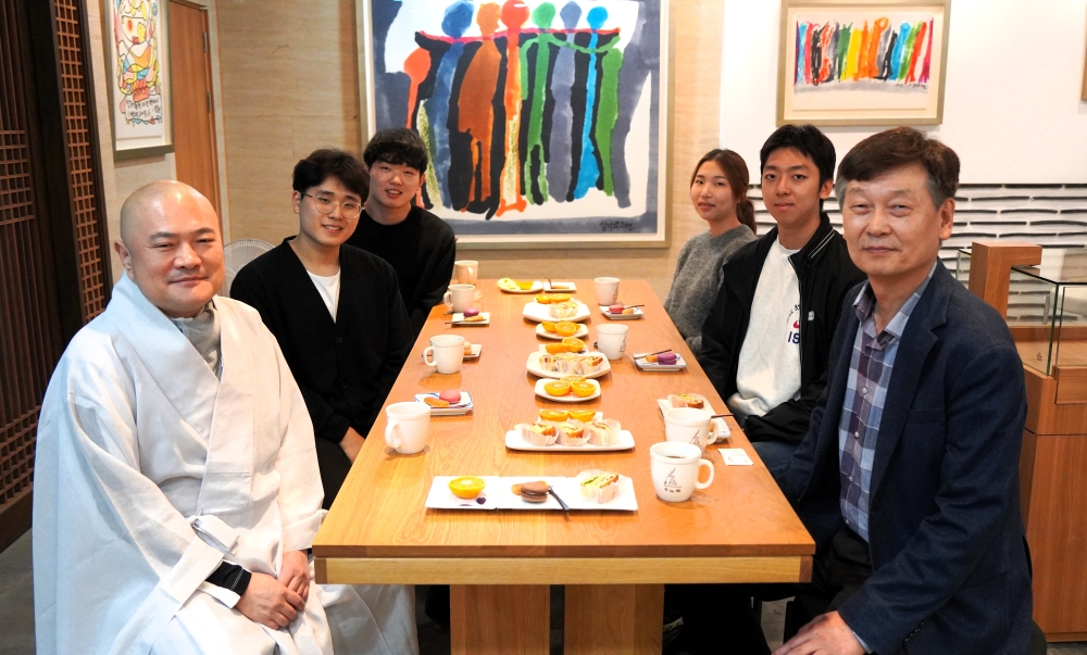 서울 국제선센터의 지속적인 관심과 지원으로 홍익대학교에 불교동아리가 세워졌다. 국제선선센터는 11월4일 동아리 지도교수와 학생을 초청해 간담회를 열었다. 사진 왼쪽부터 국제선센터 주지 법원스님, 동아리 회장 남궁백 학생, 회원 문보건 학생, 회원 김민서 학생, 회원 허진호 학생, 지도교수 양형우 홍익대 교수.
