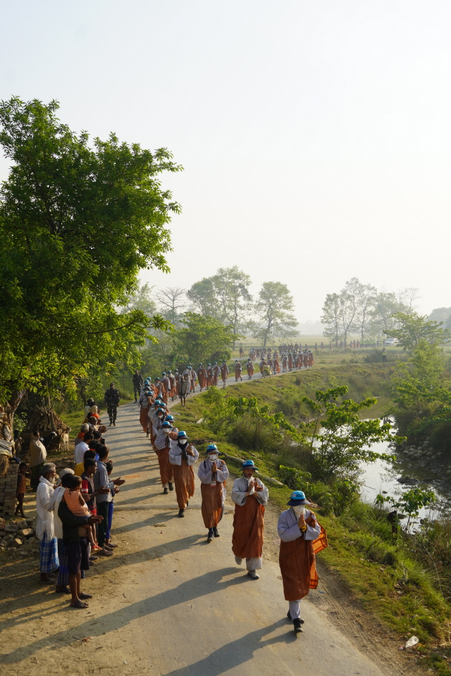 대한불교진흥원은 대원상 출가부문 대상에 '사단법인 상월결사'를 선정했다. 사진은 상월결사가 부처님의 나라 인도에서 펼친 도보성지순례 모습.