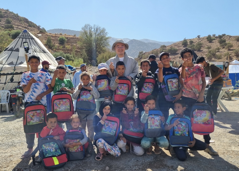 출가부문 특별상 수상자인 묘장스님이 모로코 지진 긴급구호 활동을 전개하던 모습.