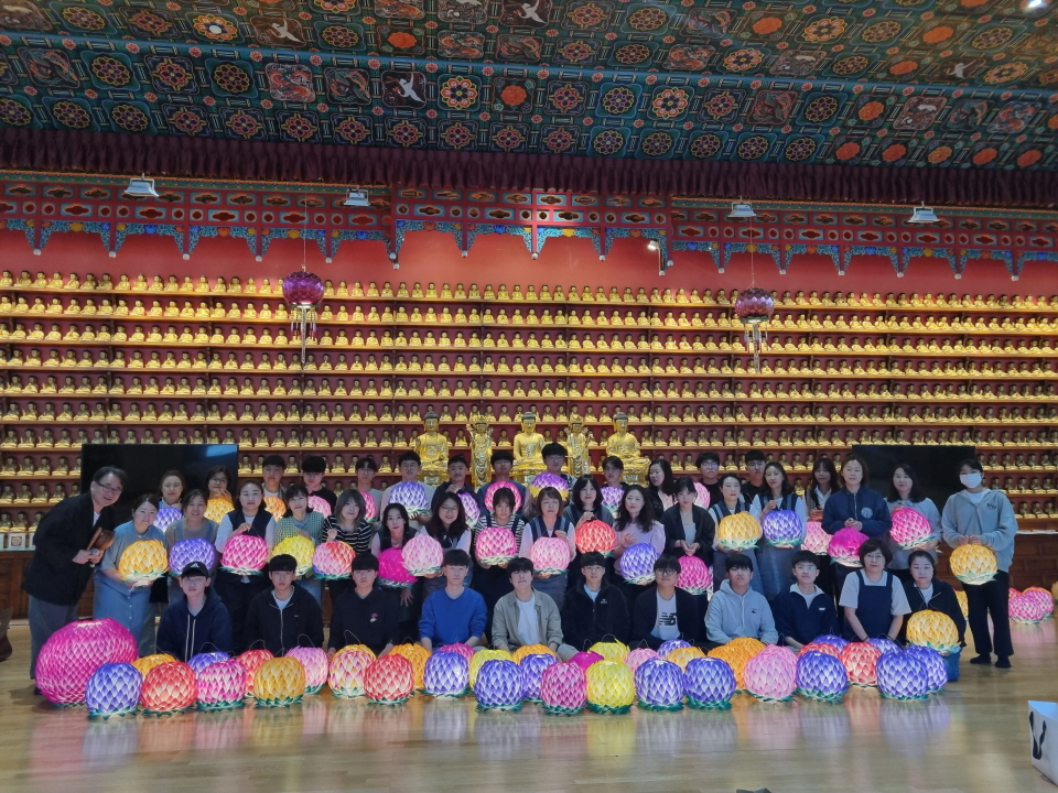 재가부문 장려상 수상자인 신병훤 교법사가 보문고 학생들과 함께 연등을 만든 뒤 가진 기념촬영.