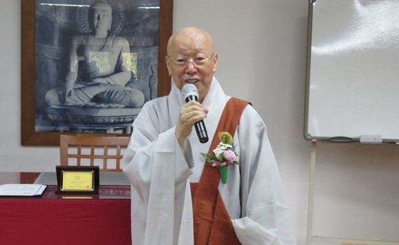  반야불교문화연구원장 지안스님이 축사를 하고 있다.