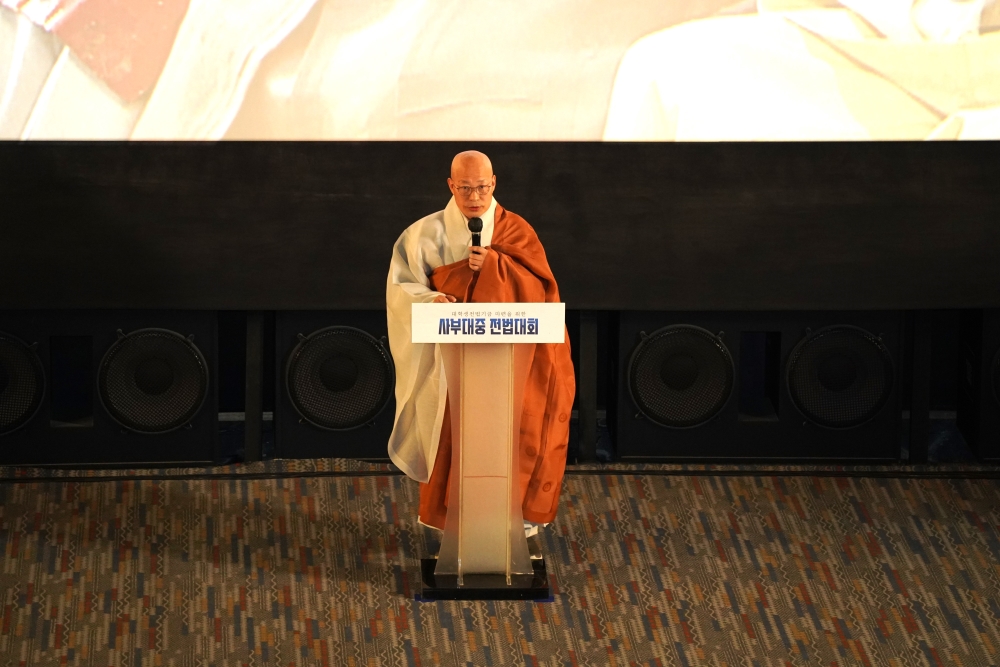 총무원장 진우스님이 치사를 하고 있다.