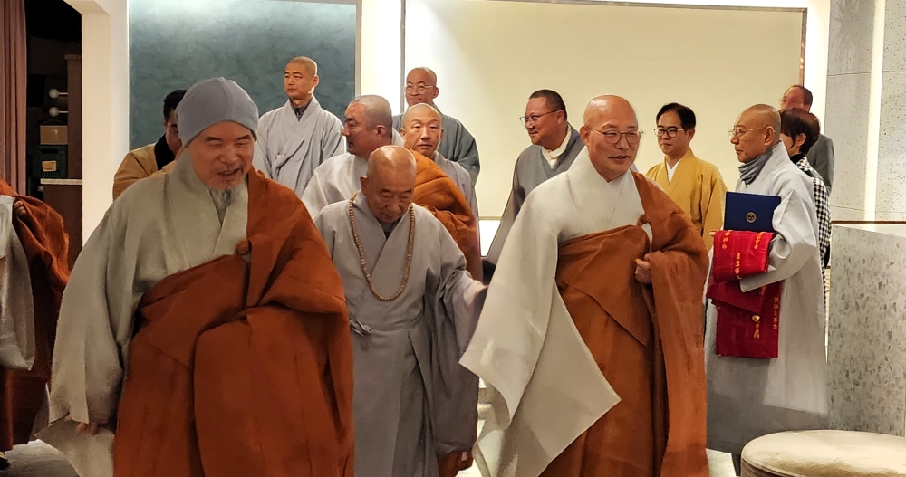 상월결사 회주 자승스님과 총무원장 진우스님 등 내빈들이 전법대회 전 자리를 함께 했다.