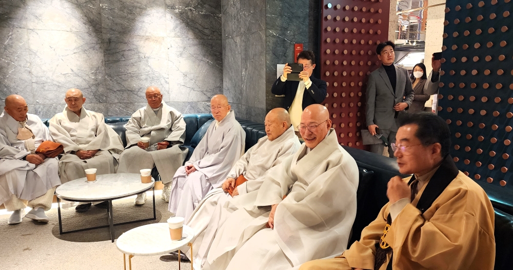전법대회에 앞서 귀빈실에서 담소를 나누고 있는 총무원장 스님 등 내빈들.