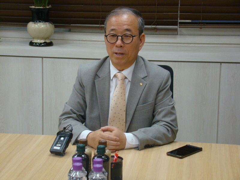 윤재웅 동국대 총장이 11월21일 총장 집무실에서 ‘2023 중앙일보 종합평가’에서 사상 최고 순위인 8위를 달성한 것에 대해 남다른 소감을 밝혔다.