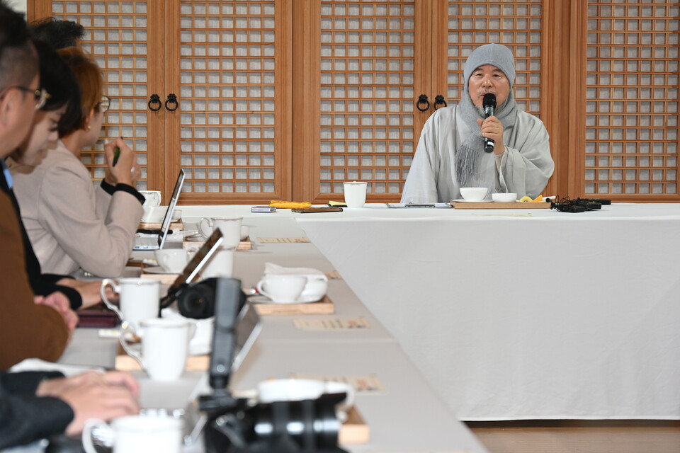 불교계 기자들의 질의에 정성껏 답변하며 소통하는 상월결사 회주 자승스님의 모습.