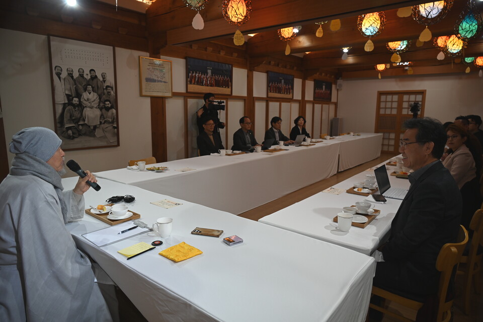 불교계 기자들과의 소통하는 자리를 마련한 상월결사 회주 자승스님. 사진은 간담회가 진행되는 모습.