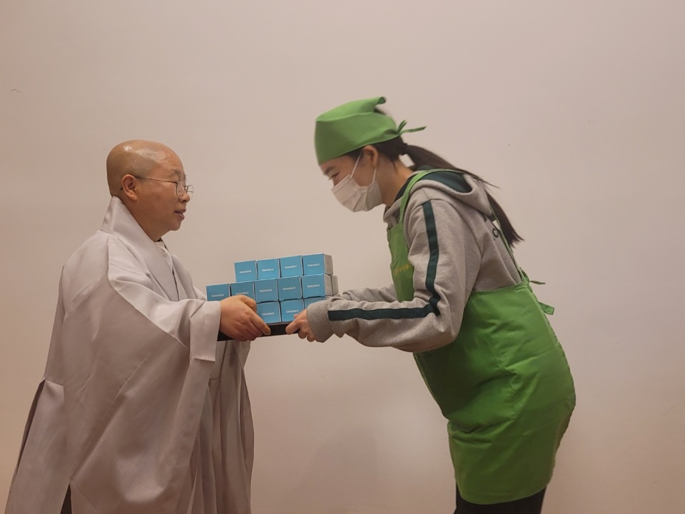 맛있는 김밥으로 '인정'받은 팀 대표 학생이 선물을 증정받았다.