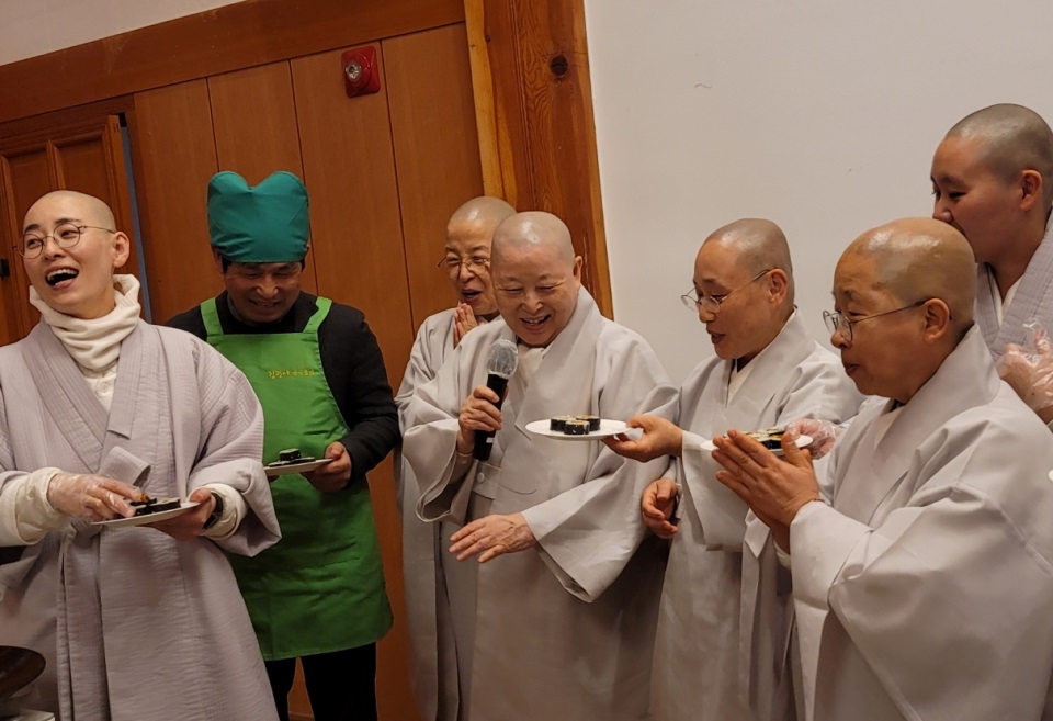 김밥맛을 '평가'하는 스님 심사위원들이 심사하는 모습.