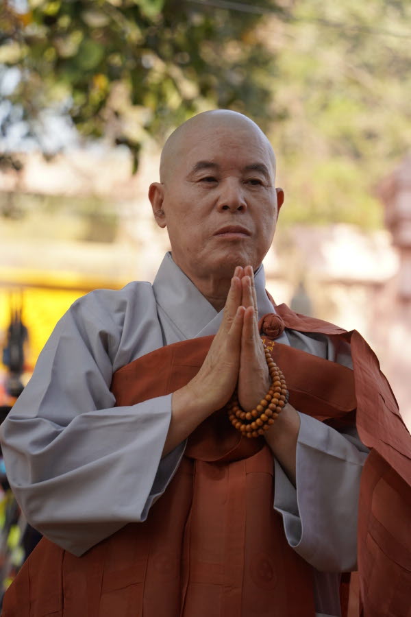 2월22일 인도 순례 중 비하르주 보드가야시 마하보디 사원 보리수나무 아래에서 기도하는 자승스님.