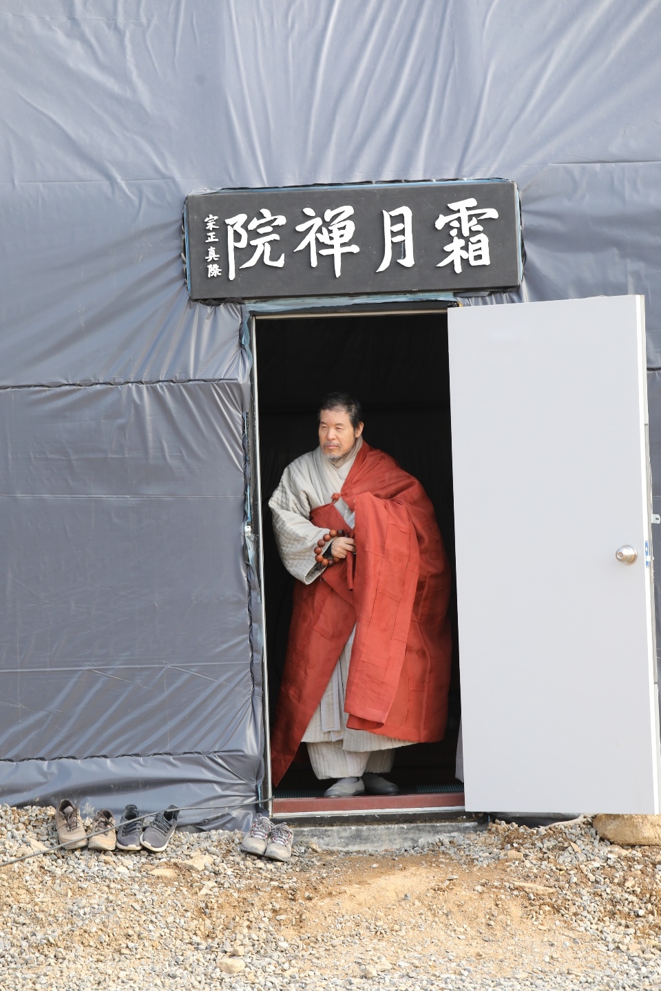 상월선원 천막결사 동안거 정진을 마치고 나오는 자승스님.