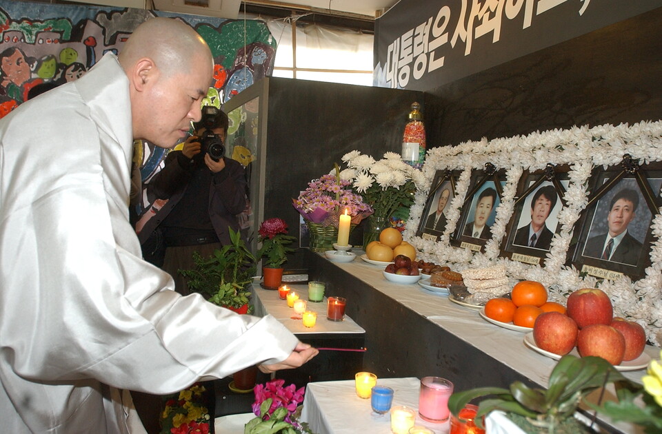 2009년 33대 총무원장 취임 후 첫 대외행보였던 용산참사 희생자 빈소에 조문하는 모습. 