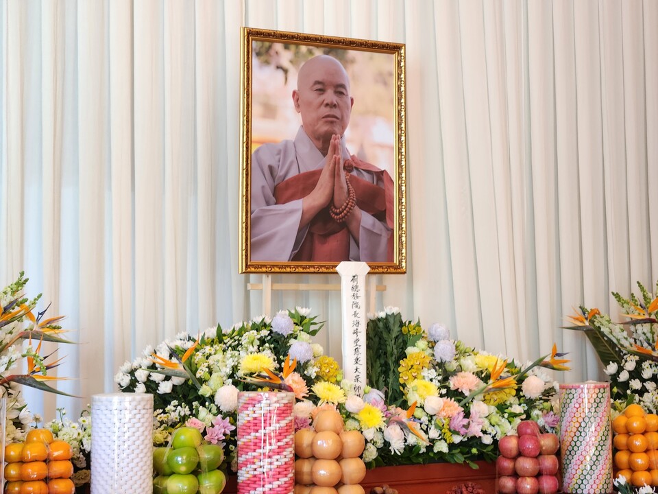 조계종 총무원장을 역임한 해봉당 자승대종사의 분향소가 서울 조계사 대웅전에 마련된 가운데 각계각층 조문객들의 발걸음이 이어지고 있다.