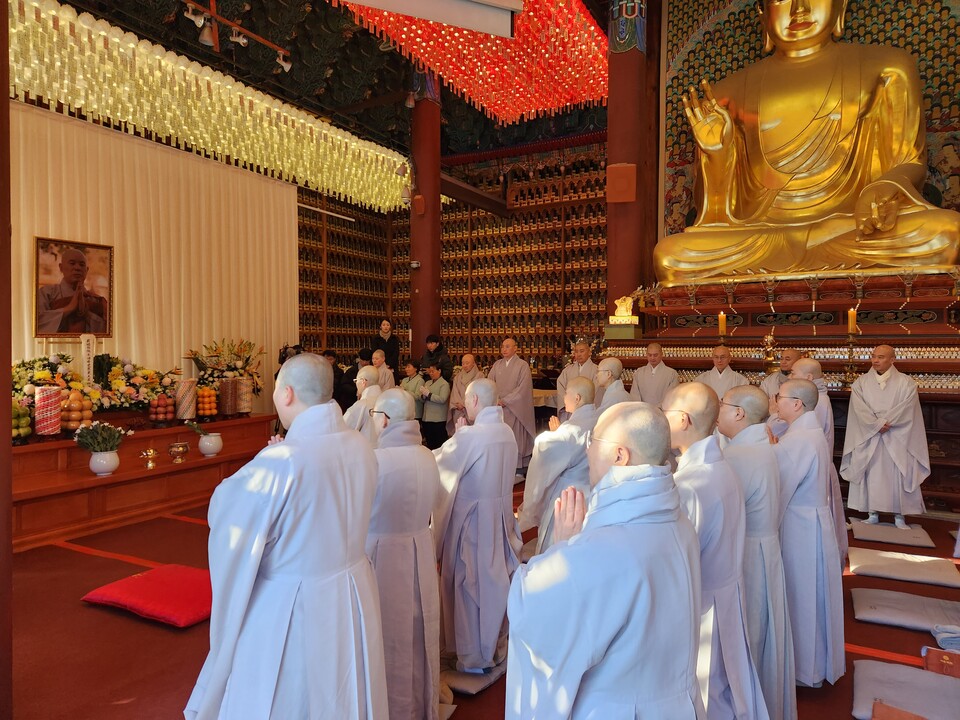 전국비구니회 스님들이 조문하는 모습.