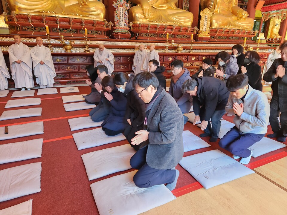 불교신문 임직원들도 분향소를 방문해 자승대종사 영단에 예를 올렸다.