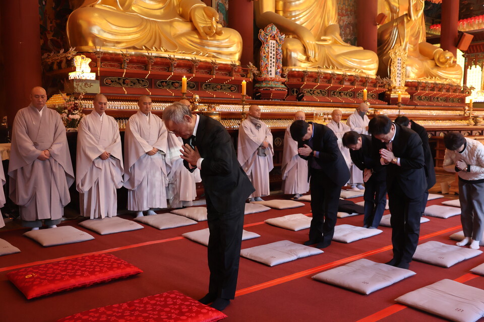 유인촌 장관이 자승대종사 영단에 예를 올리고 있는 모습.
