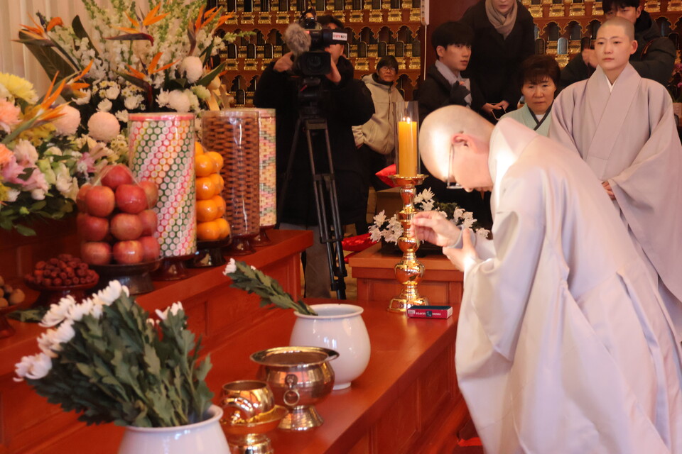 전국비구니회 회장 광용스님이 헌향하는 모습.