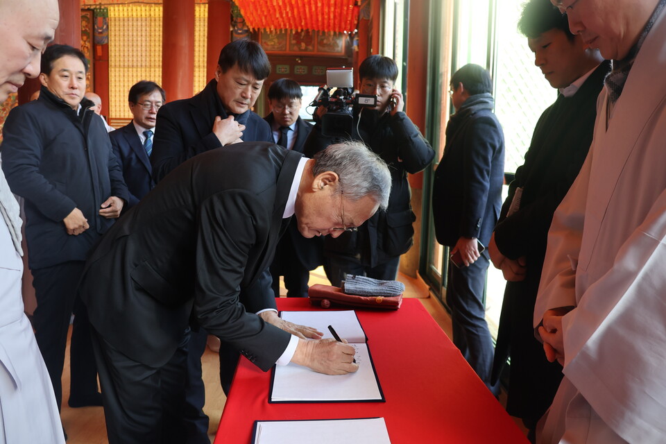 방명록을 적고 있는 유인촌 장관의 모습