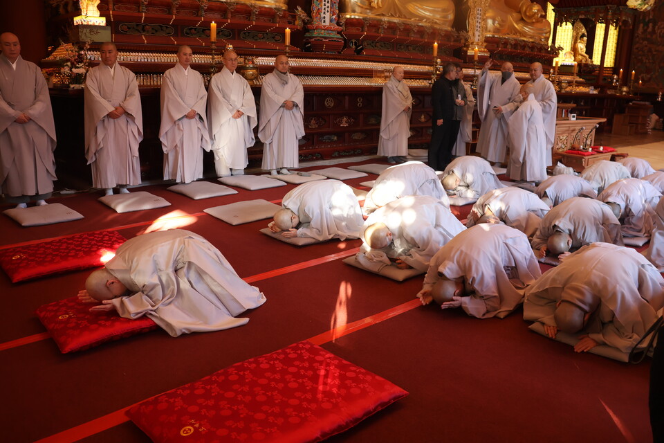 전국비구니회장 광용스님을 비롯해 전국비구니회 집행부 스님들과 비구니 종회의원 스님들이 예를 올리고 있다.