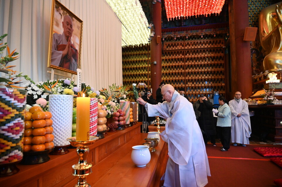 조계사 대웅전에 마련된 해봉당 자승대종사 분향소에서 헌화하는 총무원장 진우스님.