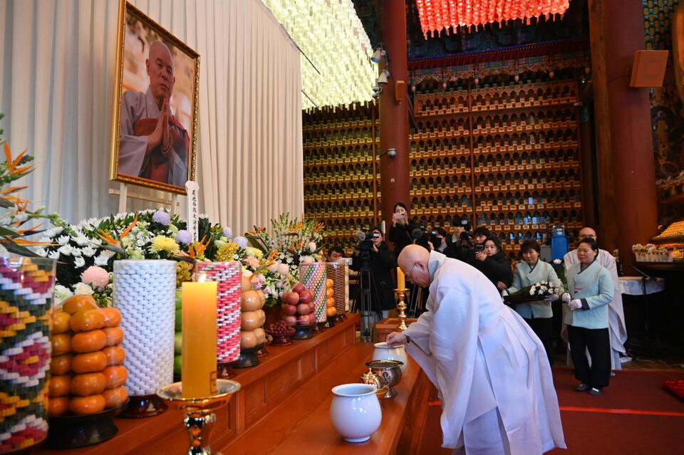 헌향하는 총무원장 스님.