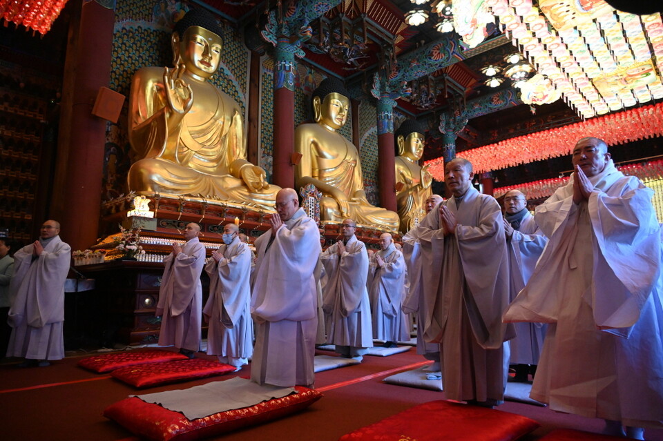 반야심경 독송하는 스님들.