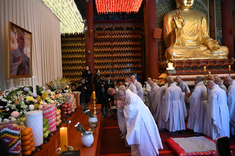 헌화하는 스님들 모습.