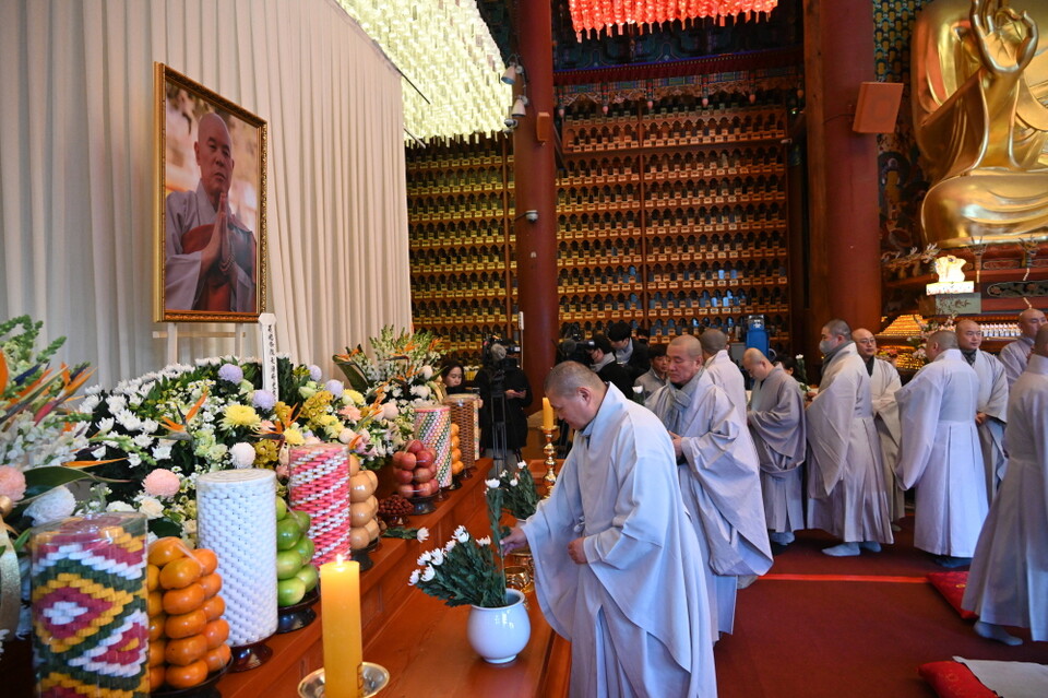 스님들이 헌화하는 모습